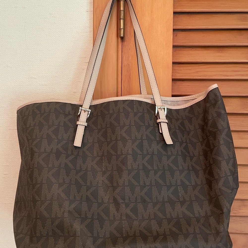 Michael kors tote bag. Used only a handful of times.